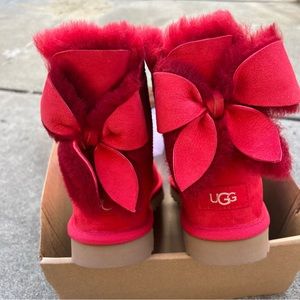 Ugg authentic womens Bailey bow Sz 7 new